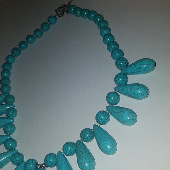 New Turquoise colored dyed Howalite Statement necklace - Picture 4 of 7